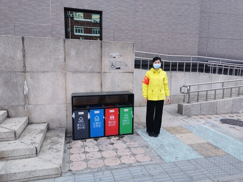 刘小青参加监督垃圾分类活动